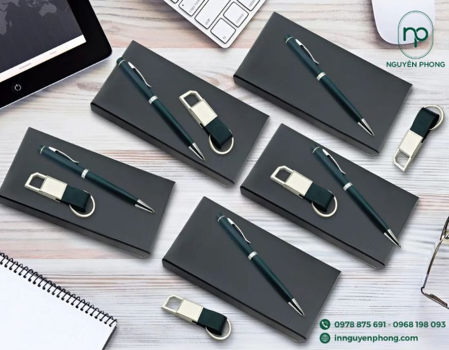 Mẫu hộp carton lạnh đựng quà tặng móc khóa kèm bút